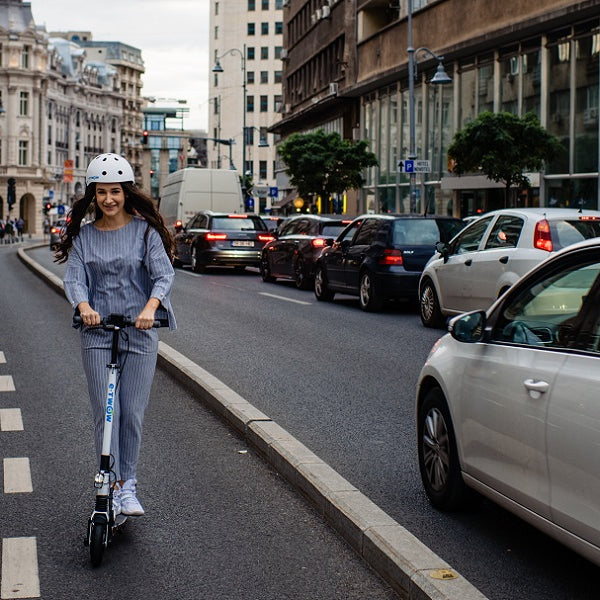 How to Navigate Traffic Safely on an Electric Scooter